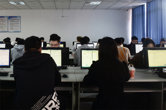 數(shù)學與計算機科學學院(軟件服務外包學院)舉辦2023年“奮進杯”程序設計競賽月賽，聚焦軟件銷售創(chuàng)新解決方案